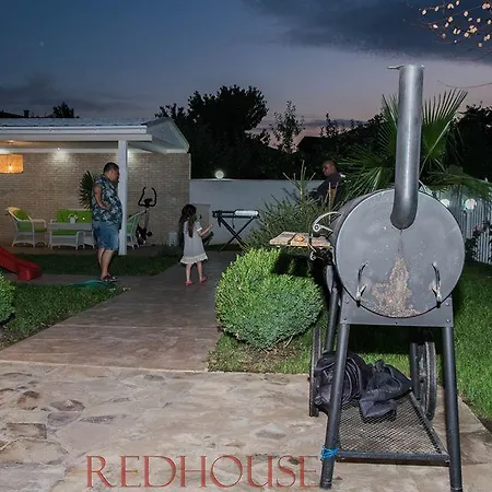 Πανσιόν Red House Family Ράβντα