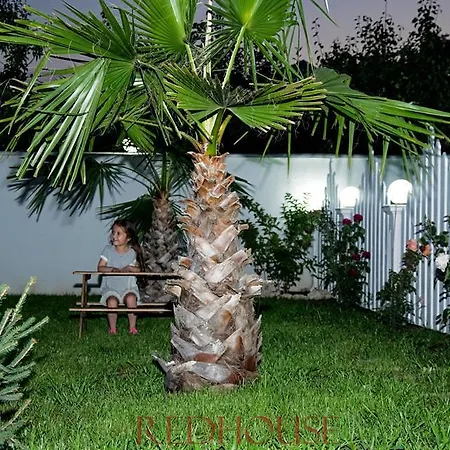 Πανσιόν Red House Family *