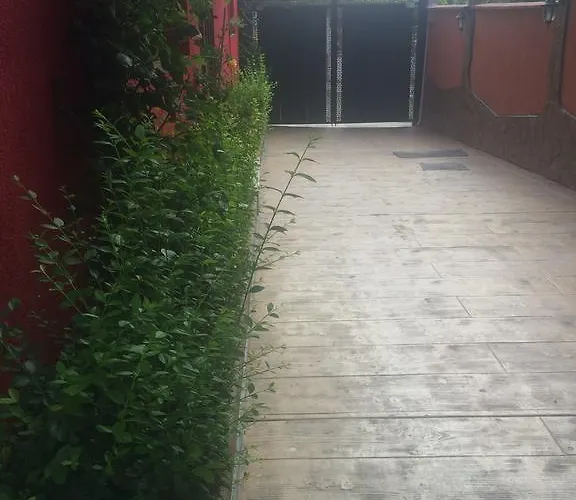 Къща за гости Red House Family *